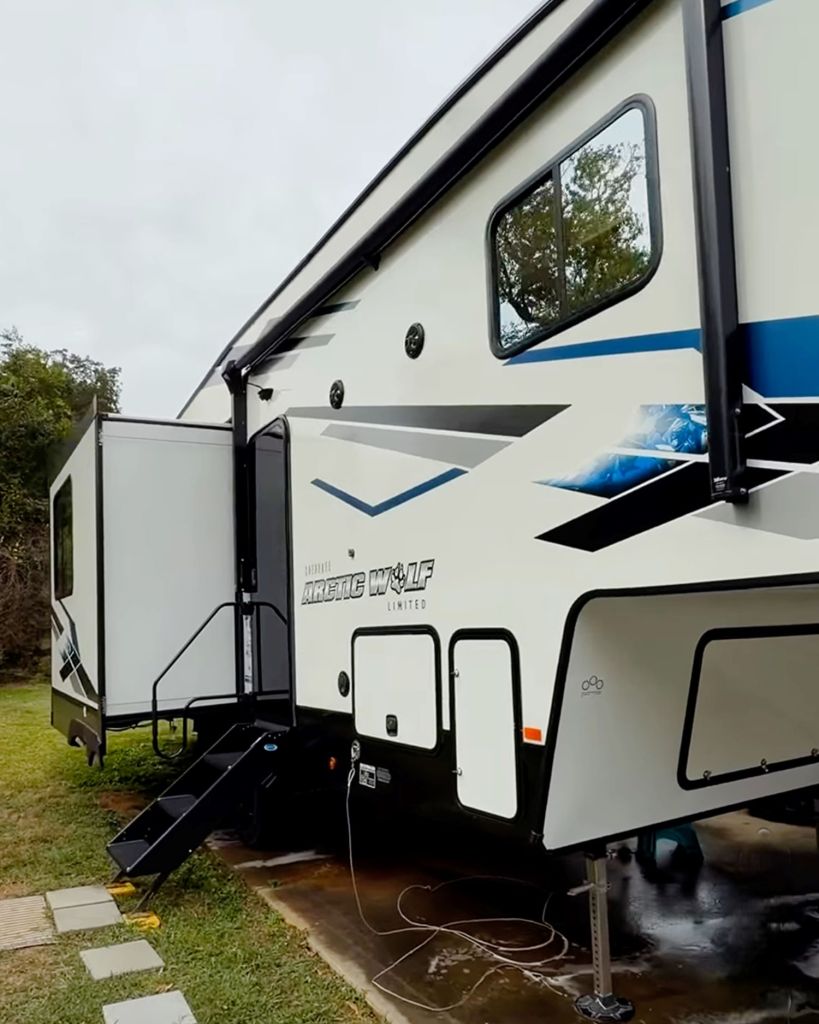 Fifth wheel slide out detailing