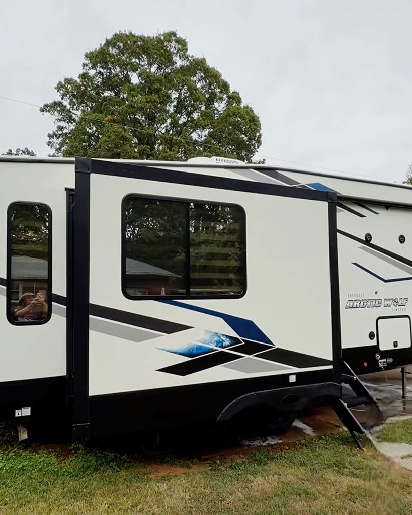 Fifth wheel wash and sealant